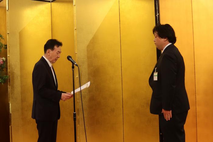 永年勤続従業員表彰 受賞者代表　　　　　　　　　　　　朋和設備工業㈱　鈴木靖弥様