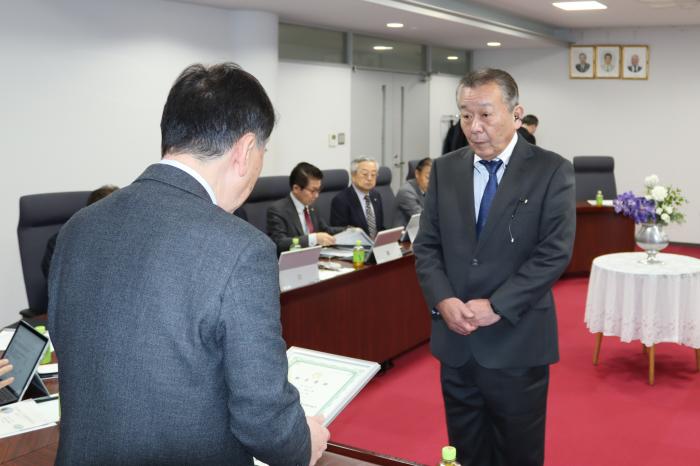 組合員証授与式の様子