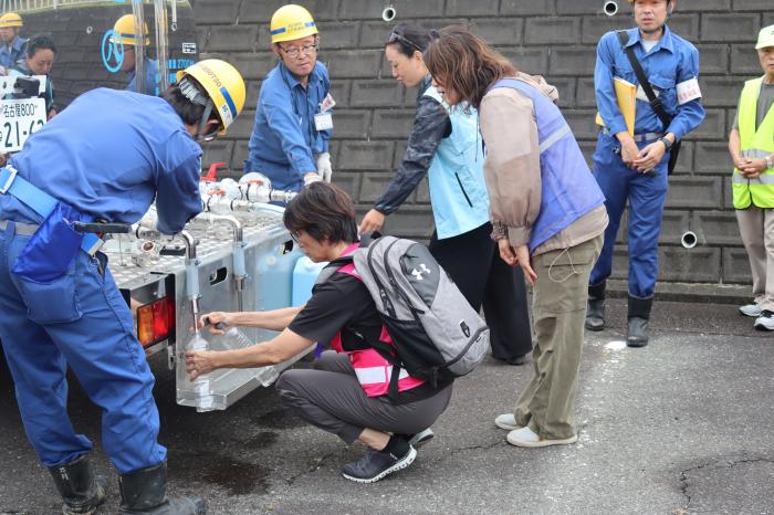 給水タンク車及び仮設給水栓からの受水体験