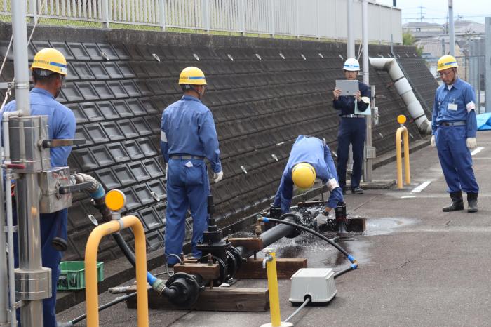 給水タンク車及び仮設給水栓からの受水体験