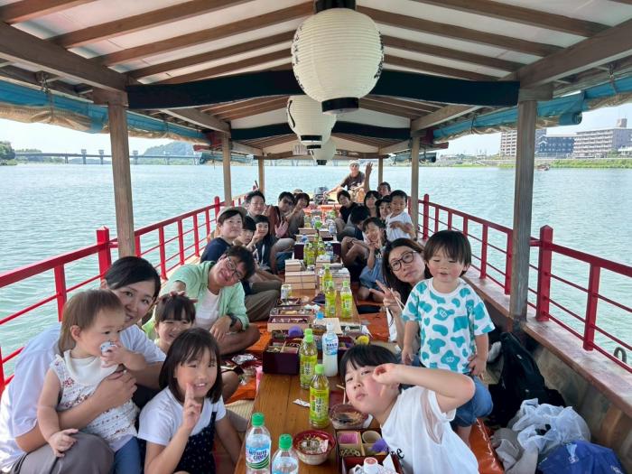 舟での昼食の様子