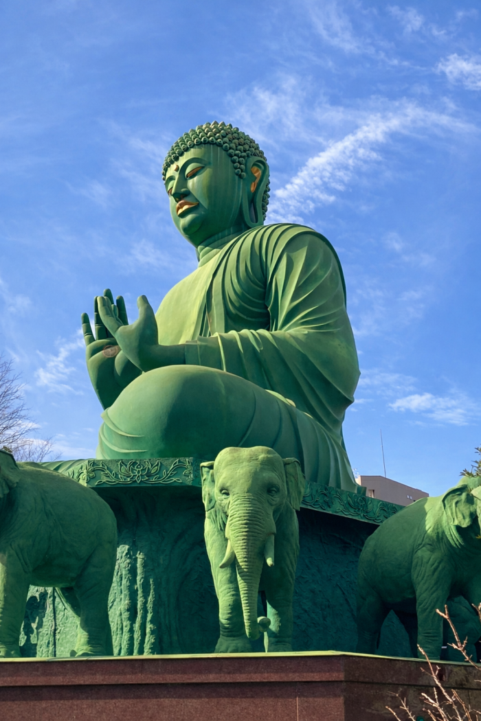 第４２回フォトコンテスト最優秀賞「青空を仰ぐ大仏様」　　　　　　　　　　　　　　　　大冷工業㈱　石田　敦子氏