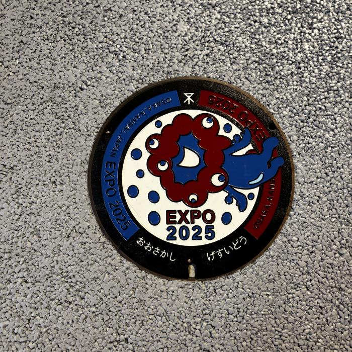 会場内で見つけたミャクミャクのマンホール